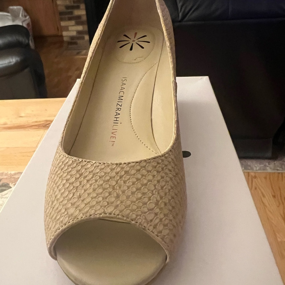 Isaac Mizrahi Women's Tan Peep Toe Shoes